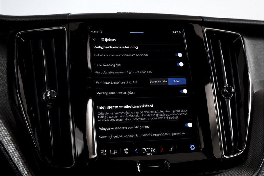 Volvo XC60 2.0 T8 Plug-in hybrid AWD Plus Black Edition | Elek. Trekhaak | S/K-Panodak | Harman/Kardon | Dig. Cockpit | Adapt. Cruise | Memory Stoelen | Elek. Klep | Stoel-+stuurverw. | 360 Camera | NAV+App. Connect | ECC | LM 21" | 0348