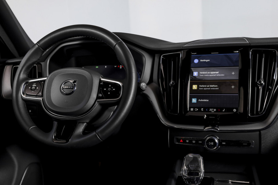 Volvo XC60 2.0 T8 Plug-in hybrid AWD Plus Black Edition | Elek. Trekhaak | S/K-Panodak | Harman/Kardon | Dig. Cockpit | Adapt. Cruise | Memory Stoelen | Elek. Klep | Stoel-+stuurverw. | 360 Camera | NAV+App. Connect | ECC | LM 21" | 0348