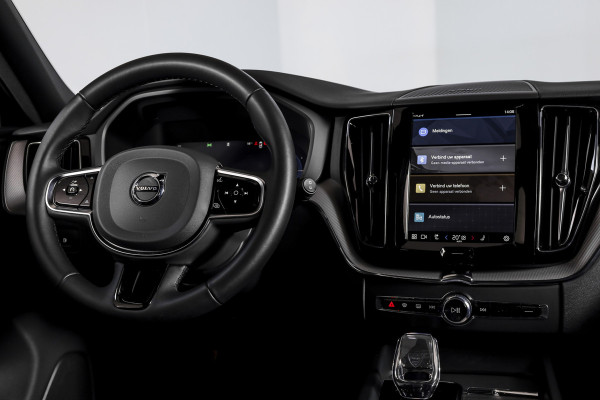 Volvo XC60 2.0 T8 Plug-in hybrid AWD Plus Black Edition | Elek. Trekhaak | S/K-Panodak | Harman/Kardon | Dig. Cockpit | Adapt. Cruise | Memory Stoelen | Elek. Klep | Stoel-+stuurverw. | 360 Camera | NAV+App. Connect | ECC | LM 21" | 0348