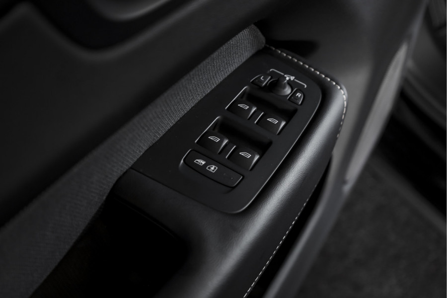 Volvo XC60 2.0 T8 Plug-in hybrid AWD Plus Black Edition | Elek. Trekhaak | S/K-Panodak | Harman/Kardon | Dig. Cockpit | Adapt. Cruise | Memory Stoelen | Elek. Klep | Stoel-+stuurverw. | 360 Camera | NAV+App. Connect | ECC | LM 21" | 0348
