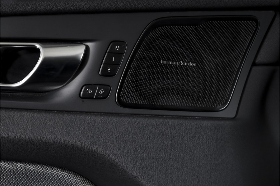 Volvo XC60 2.0 T8 Plug-in hybrid AWD Plus Black Edition | Elek. Trekhaak | S/K-Panodak | Harman/Kardon | Dig. Cockpit | Adapt. Cruise | Memory Stoelen | Elek. Klep | Stoel-+stuurverw. | 360 Camera | NAV+App. Connect | ECC | LM 21" | 0348