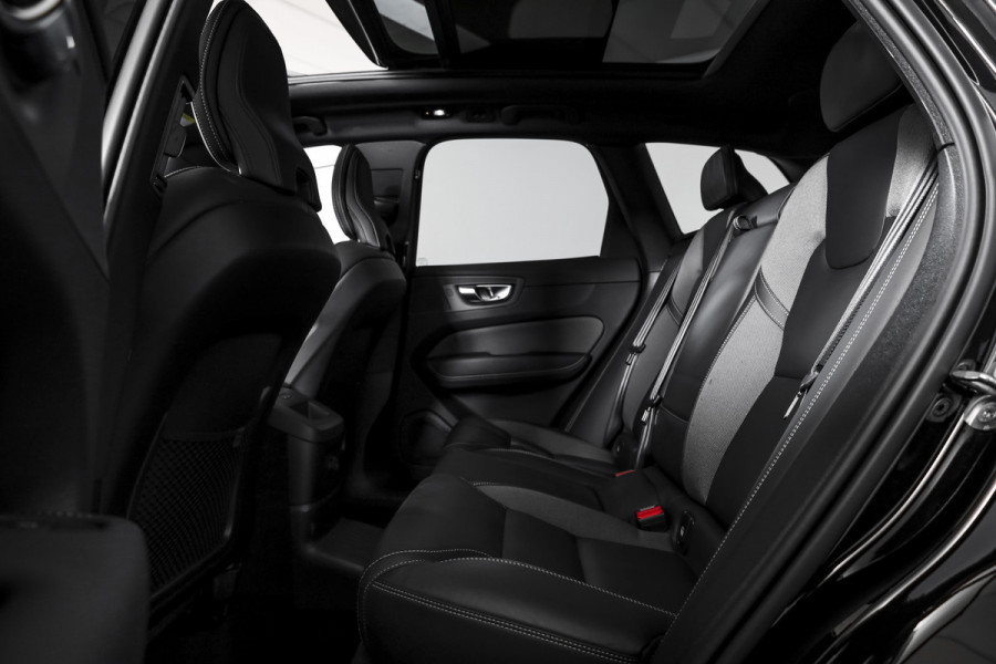 Volvo XC60 2.0 T8 Plug-in hybrid AWD Plus Black Edition | Elek. Trekhaak | S/K-Panodak | Harman/Kardon | Dig. Cockpit | Adapt. Cruise | Memory Stoelen | Elek. Klep | Stoel-+stuurverw. | 360 Camera | NAV+App. Connect | ECC | LM 21" | 0348