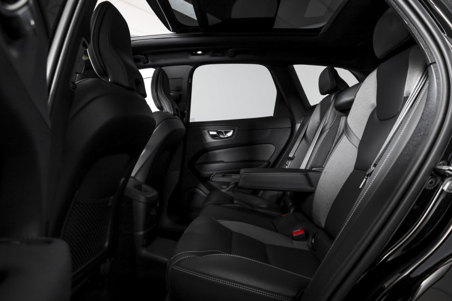 Volvo XC60 2.0 T8 Plug-in hybrid AWD Plus Black Edition | Elek. Trekhaak | S/K-Panodak | Harman/Kardon | Dig. Cockpit | Adapt. Cruise | Memory Stoelen | Elek. Klep | Stoel-+stuurverw. | 360 Camera | NAV+App. Connect | ECC | LM 21" | 0348