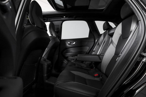 Volvo XC60 2.0 T8 Plug-in hybrid AWD Plus Black Edition | Elek. Trekhaak | S/K-Panodak | Harman/Kardon | Dig. Cockpit | Adapt. Cruise | Memory Stoelen | Elek. Klep | Stoel-+stuurverw. | 360 Camera | NAV+App. Connect | ECC | LM 21" | 0348