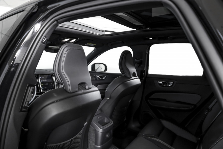 Volvo XC60 2.0 T8 Plug-in hybrid AWD Plus Black Edition | Elek. Trekhaak | S/K-Panodak | Harman/Kardon | Dig. Cockpit | Adapt. Cruise | Memory Stoelen | Elek. Klep | Stoel-+stuurverw. | 360 Camera | NAV+App. Connect | ECC | LM 21" | 0348