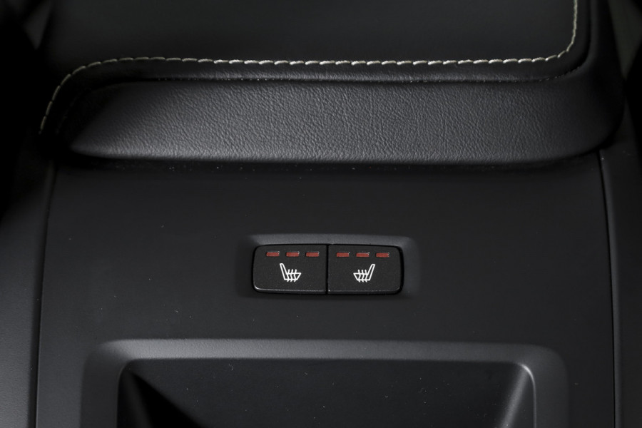 Volvo XC60 2.0 T8 Plug-in hybrid AWD Plus Black Edition | Elek. Trekhaak | S/K-Panodak | Harman/Kardon | Dig. Cockpit | Adapt. Cruise | Memory Stoelen | Elek. Klep | Stoel-+stuurverw. | 360 Camera | NAV+App. Connect | ECC | LM 21" | 0348