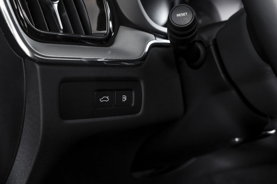 Volvo XC60 2.0 T8 Plug-in hybrid AWD Plus Black Edition | Elek. Trekhaak | S/K-Panodak | Harman/Kardon | Dig. Cockpit | Adapt. Cruise | Memory Stoelen | Elek. Klep | Stoel-+stuurverw. | 360 Camera | NAV+App. Connect | ECC | LM 21" | 0348