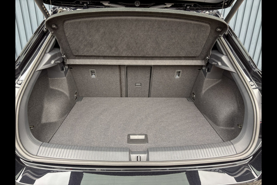 Volkswagen T-Roc 1.5 TSI R-Line | Panodak | Keyless | Side Assist | Elk. A-klep | IQ Light | Camera | Prijs Rijklaar!!
