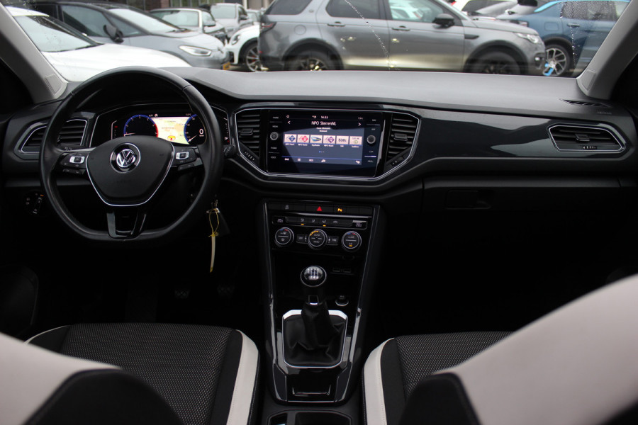 Volkswagen T-Roc 1.5 TSI Sport / Trekhaak / Panoramadak / Virtual Cockpit / CarPlay / 17'' / LED Koplampen / DAB / ACC