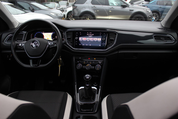 Volkswagen T-Roc 1.5 TSI Sport / Trekhaak / Panoramadak / Virtual Cockpit / CarPlay / 17'' / LED Koplampen / DAB / ACC