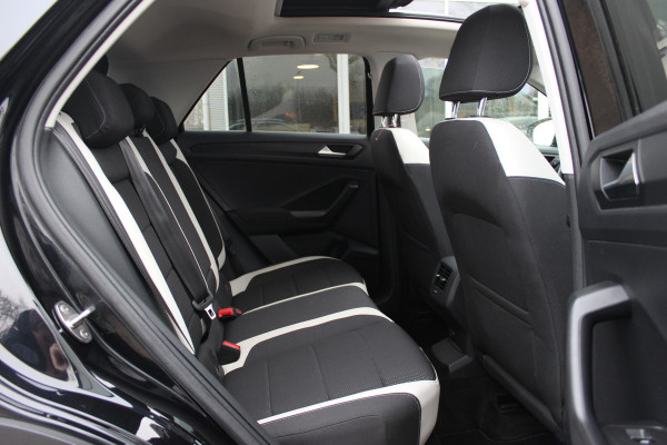 Volkswagen T-Roc 1.5 TSI Sport / Trekhaak / Panoramadak / Virtual Cockpit / CarPlay / 17'' / LED Koplampen / DAB / ACC