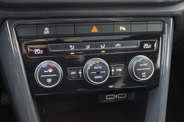 Volkswagen T-Roc 1.5 TSI Sport / Trekhaak / Panoramadak / Virtual Cockpit / CarPlay / 17'' / LED Koplampen / DAB / ACC