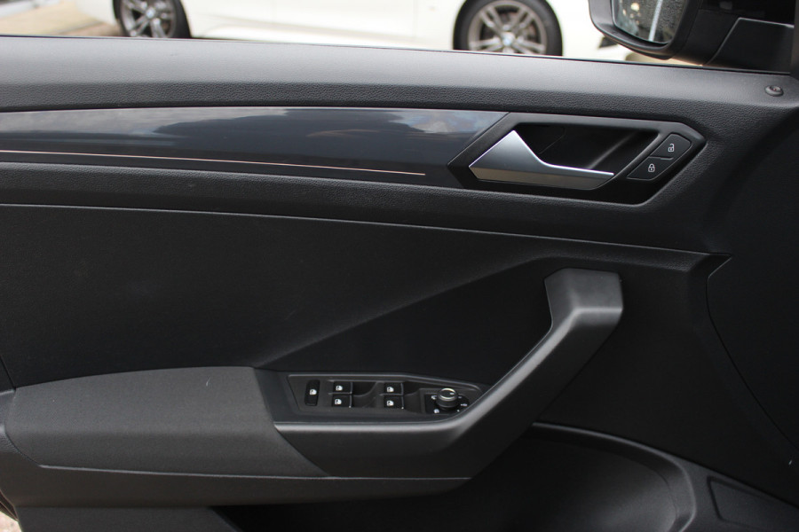 Volkswagen T-Roc 1.5 TSI Sport / Trekhaak / Panoramadak / Virtual Cockpit / CarPlay / 17'' / LED Koplampen / DAB / ACC