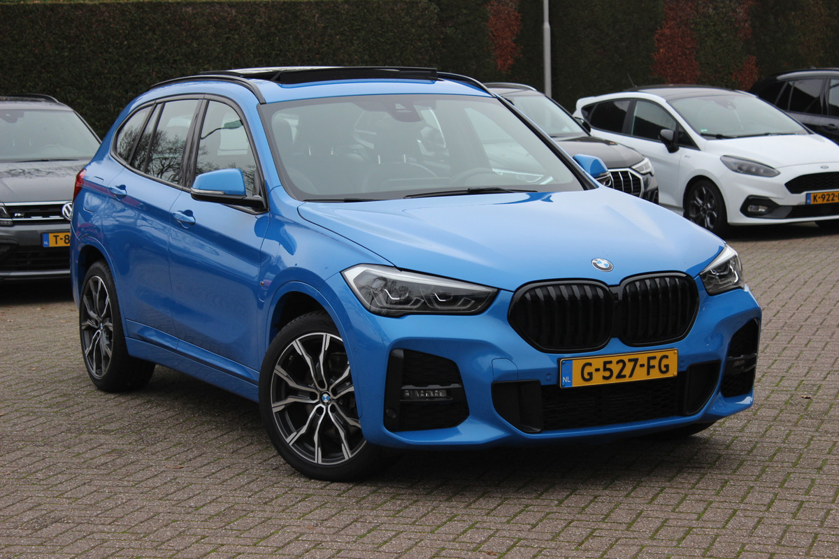 BMW X1 sDrive20i High Executive Ed. M Sport / Trekhaak / Panoramadak / Camera / Head-up / 19'' / Memory seats / Leder / Stuurverwarming / Navigatie / DAB / Stoelverwarming / Cruise Control