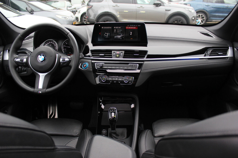 BMW X1 sDrive20i High Executive Ed. M Sport / Trekhaak / Panoramadak / Camera / Head-up / 19'' / Memory seats / Leder / Stuurverwarming / Navigatie / DAB / Stoelverwarming / Cruise Control