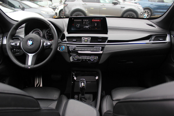 BMW X1 sDrive20i High Executive Ed. M Sport / Trekhaak / Panoramadak / Camera / Head-up / 19'' / Memory seats / Leder / Stuurverwarming / Navigatie / DAB / Stoelverwarming / Cruise Control