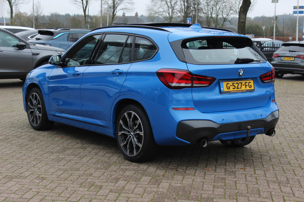 BMW X1 sDrive20i High Executive Ed. M Sport / Trekhaak / Panoramadak / Camera / Head-up / 19'' / Memory seats / Leder / Stuurverwarming / Navigatie / DAB / Stoelverwarming / Cruise Control