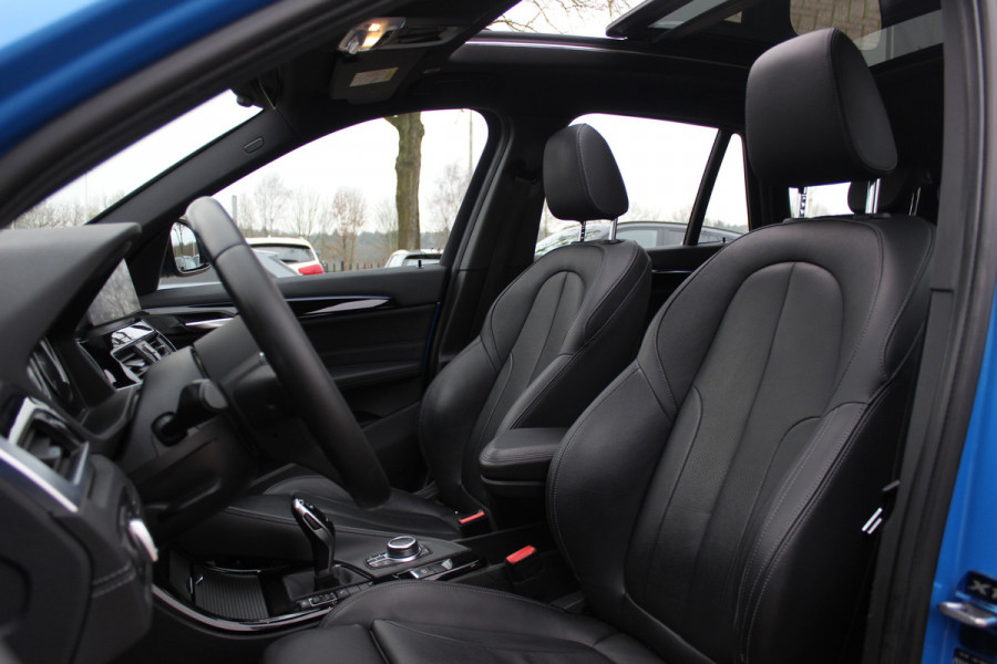 BMW X1 sDrive20i High Executive Ed. M Sport / Trekhaak / Panoramadak / Camera / Head-up / 19'' / Memory seats / Leder / Stuurverwarming / Navigatie / DAB / Stoelverwarming / Cruise Control