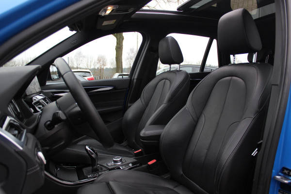 BMW X1 sDrive20i High Executive Ed. M Sport / Trekhaak / Panoramadak / Camera / Head-up / 19'' / Memory seats / Leder / Stuurverwarming / Navigatie / DAB / Stoelverwarming / Cruise Control