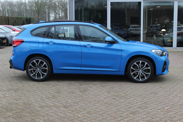 BMW X1 sDrive20i High Executive Ed. M Sport / Trekhaak / Panoramadak / Camera / Head-up / 19'' / Memory seats / Leder / Stuurverwarming / Navigatie / DAB / Stoelverwarming / Cruise Control