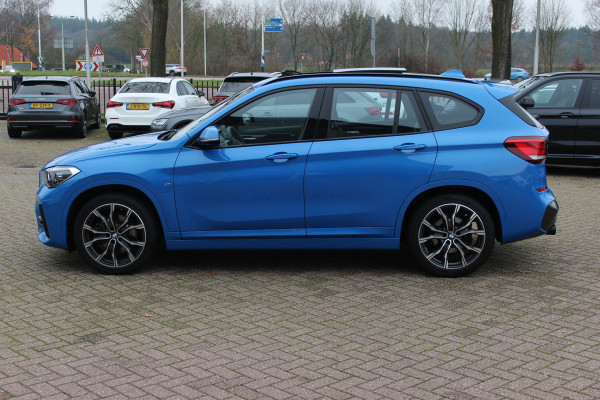 BMW X1 sDrive20i High Executive Ed. M Sport / Trekhaak / Panoramadak / Camera / Head-up / 19'' / Memory seats / Leder / Stuurverwarming / Navigatie / DAB / Stoelverwarming / Cruise Control
