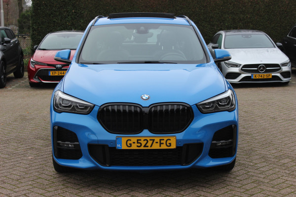 BMW X1 sDrive20i High Executive Ed. M Sport / Trekhaak / Panoramadak / Camera / Head-up / 19'' / Memory seats / Leder / Stuurverwarming / Navigatie / DAB / Stoelverwarming / Cruise Control