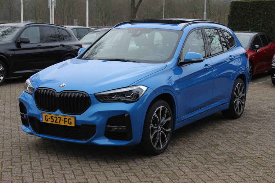 BMW X1 sDrive20i High Executive Ed. M Sport / Trekhaak / Panoramadak / Camera / Head-up / 19'' / Memory seats / Leder / Stuurverwarming / Navigatie / DAB / Stoelverwarming / Cruise Control