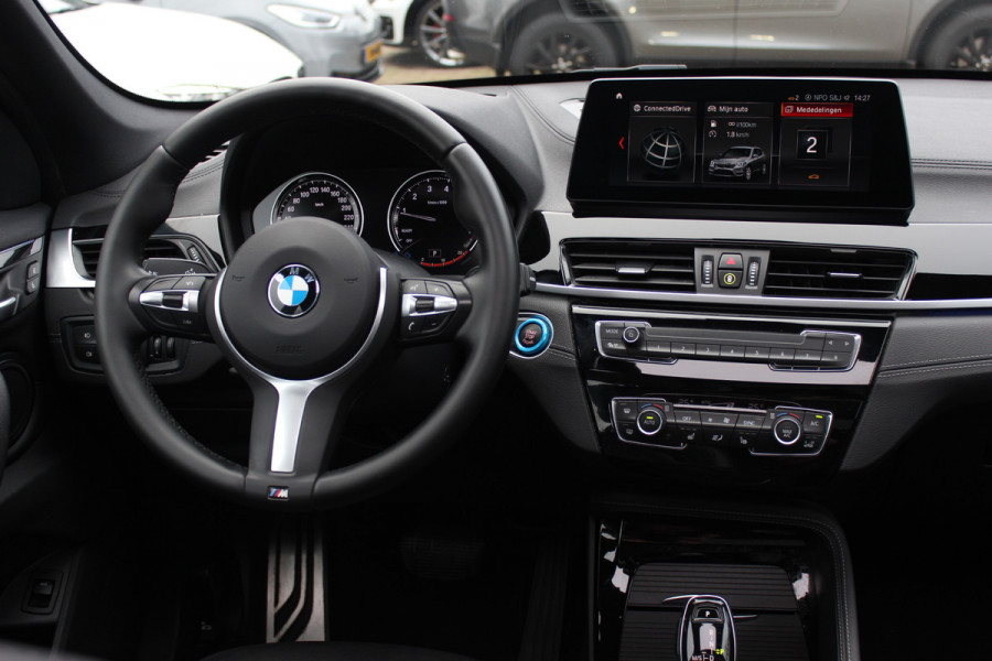 BMW X1 sDrive20i High Executive Ed. M Sport / Trekhaak / Panoramadak / Camera / Head-up / 19'' / Memory seats / Leder / Stuurverwarming / Navigatie / DAB / Stoelverwarming / Cruise Control