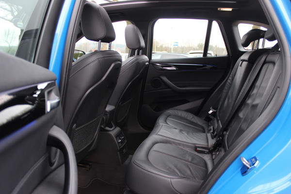 BMW X1 sDrive20i High Executive Ed. M Sport / Trekhaak / Panoramadak / Camera / Head-up / 19'' / Memory seats / Leder / Stuurverwarming / Navigatie / DAB / Stoelverwarming / Cruise Control