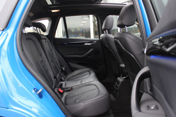 BMW X1 sDrive20i High Executive Ed. M Sport / Trekhaak / Panoramadak / Camera / Head-up / 19'' / Memory seats / Leder / Stuurverwarming / Navigatie / DAB / Stoelverwarming / Cruise Control