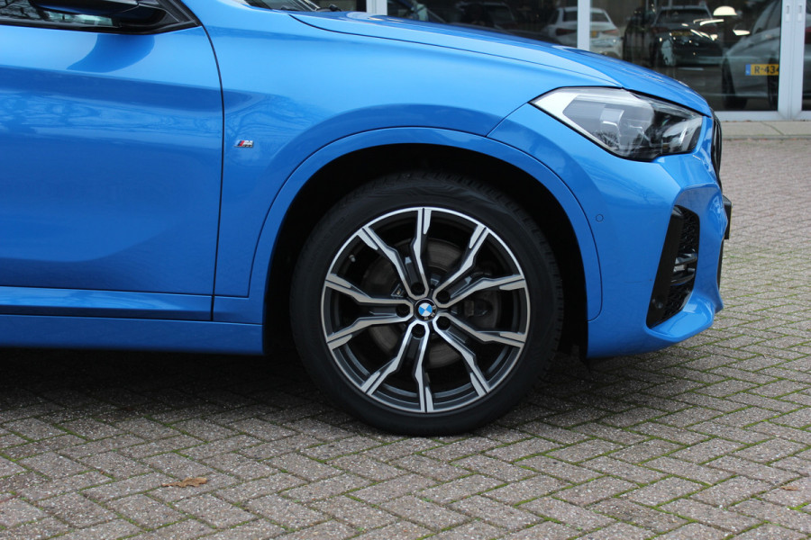 BMW X1 sDrive20i High Executive Ed. M Sport / Trekhaak / Panoramadak / Camera / Head-up / 19'' / Memory seats / Leder / Stuurverwarming / Navigatie / DAB / Stoelverwarming / Cruise Control
