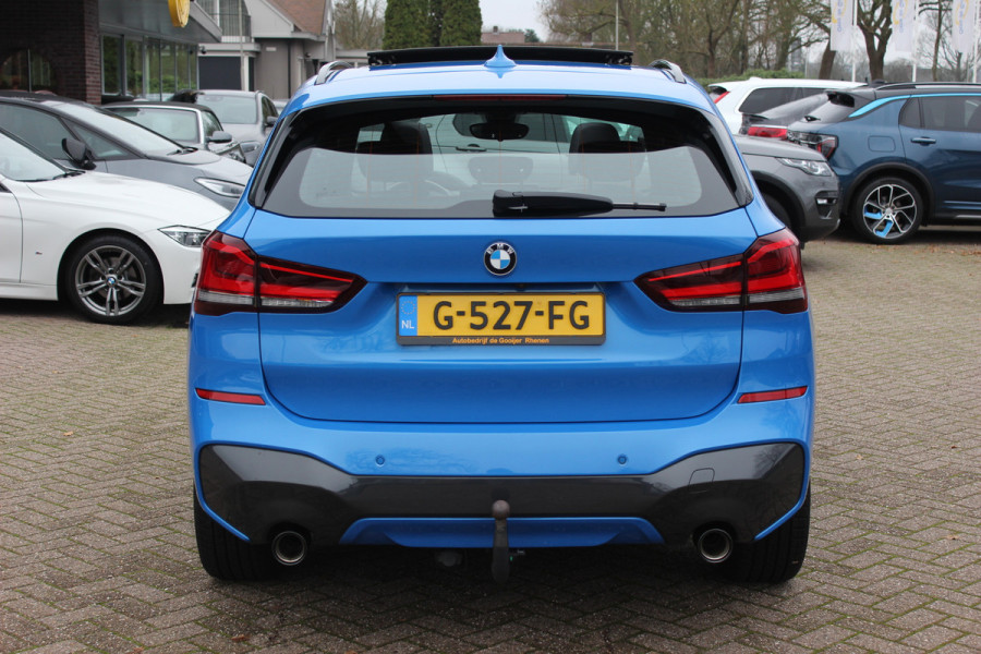 BMW X1 sDrive20i High Executive Ed. M Sport / Trekhaak / Panoramadak / Camera / Head-up / 19'' / Memory seats / Leder / Stuurverwarming / Navigatie / DAB / Stoelverwarming / Cruise Control