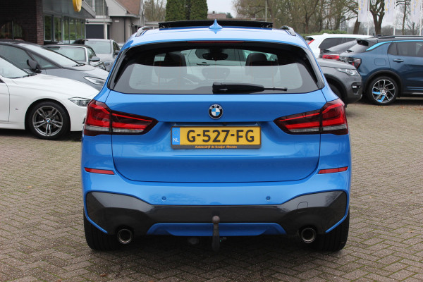 BMW X1 sDrive20i High Executive Ed. M Sport / Trekhaak / Panoramadak / Camera / Head-up / 19'' / Memory seats / Leder / Stuurverwarming / Navigatie / DAB / Stoelverwarming / Cruise Control