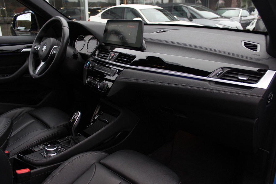 BMW X1 sDrive20i High Executive Ed. M Sport / Trekhaak / Panoramadak / Camera / Head-up / 19'' / Memory seats / Leder / Stuurverwarming / Navigatie / DAB / Stoelverwarming / Cruise Control