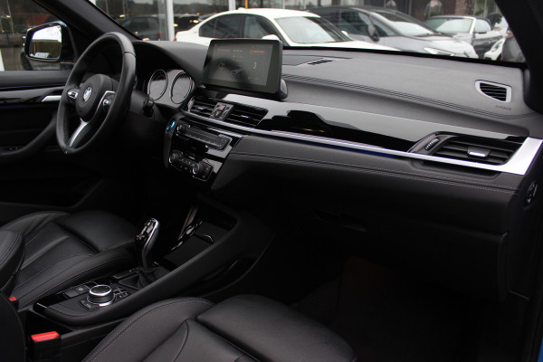 BMW X1 sDrive20i High Executive Ed. M Sport / Trekhaak / Panoramadak / Camera / Head-up / 19'' / Memory seats / Leder / Stuurverwarming / Navigatie / DAB / Stoelverwarming / Cruise Control