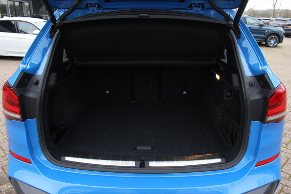 BMW X1 sDrive20i High Executive Ed. M Sport / Trekhaak / Panoramadak / Camera / Head-up / 19'' / Memory seats / Leder / Stuurverwarming / Navigatie / DAB / Stoelverwarming / Cruise Control
