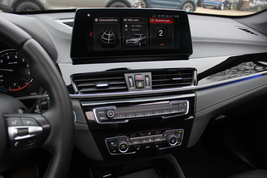 BMW X1 sDrive20i High Executive Ed. M Sport / Trekhaak / Panoramadak / Camera / Head-up / 19'' / Memory seats / Leder / Stuurverwarming / Navigatie / DAB / Stoelverwarming / Cruise Control