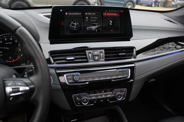 BMW X1 sDrive20i High Executive Ed. M Sport / Trekhaak / Panoramadak / Camera / Head-up / 19'' / Memory seats / Leder / Stuurverwarming / Navigatie / DAB / Stoelverwarming / Cruise Control
