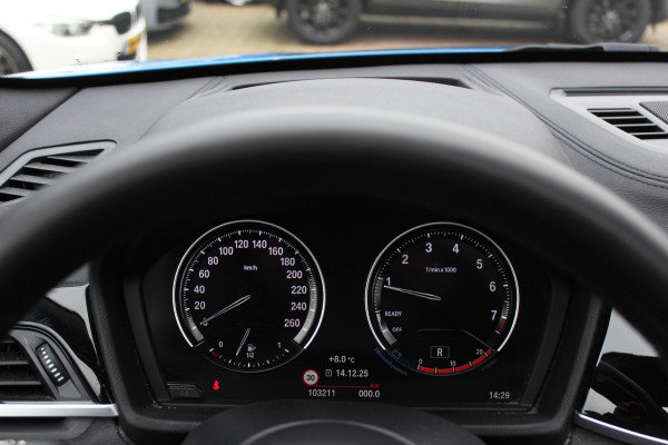 BMW X1 sDrive20i High Executive Ed. M Sport / Trekhaak / Panoramadak / Camera / Head-up / 19'' / Memory seats / Leder / Stuurverwarming / Navigatie / DAB / Stoelverwarming / Cruise Control