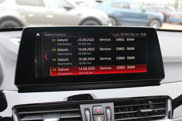 BMW X1 sDrive20i High Executive Ed. M Sport / Trekhaak / Panoramadak / Camera / Head-up / 19'' / Memory seats / Leder / Stuurverwarming / Navigatie / DAB / Stoelverwarming / Cruise Control