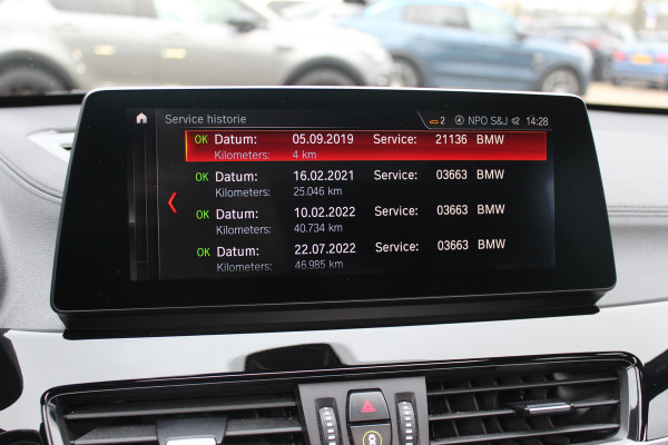 BMW X1 sDrive20i High Executive Ed. M Sport / Trekhaak / Panoramadak / Camera / Head-up / 19'' / Memory seats / Leder / Stuurverwarming / Navigatie / DAB / Stoelverwarming / Cruise Control