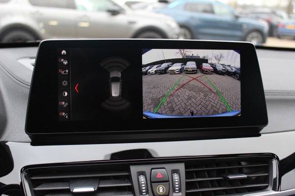 BMW X1 sDrive20i High Executive Ed. M Sport / Trekhaak / Panoramadak / Camera / Head-up / 19'' / Memory seats / Leder / Stuurverwarming / Navigatie / DAB / Stoelverwarming / Cruise Control