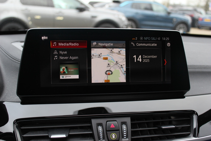 BMW X1 sDrive20i High Executive Ed. M Sport / Trekhaak / Panoramadak / Camera / Head-up / 19'' / Memory seats / Leder / Stuurverwarming / Navigatie / DAB / Stoelverwarming / Cruise Control