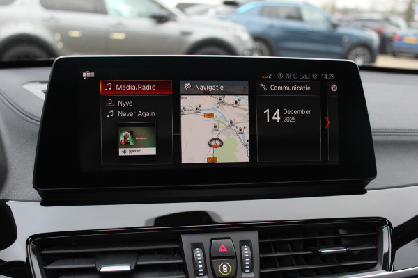 BMW X1 sDrive20i High Executive Ed. M Sport / Trekhaak / Panoramadak / Camera / Head-up / 19'' / Memory seats / Leder / Stuurverwarming / Navigatie / DAB / Stoelverwarming / Cruise Control