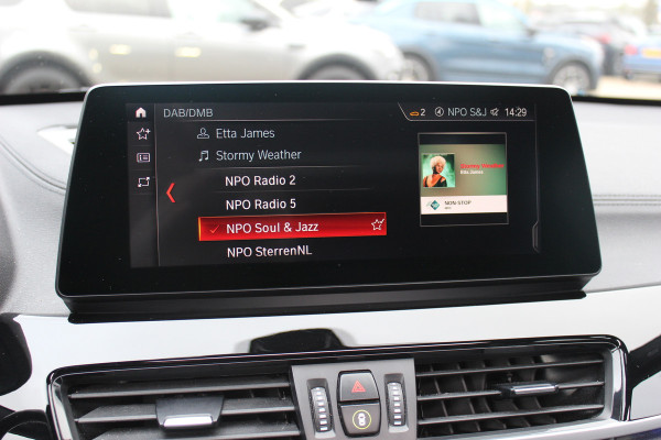 BMW X1 sDrive20i High Executive Ed. M Sport / Trekhaak / Panoramadak / Camera / Head-up / 19'' / Memory seats / Leder / Stuurverwarming / Navigatie / DAB / Stoelverwarming / Cruise Control