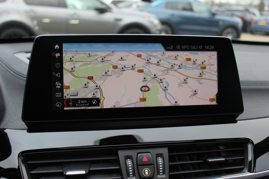 BMW X1 sDrive20i High Executive Ed. M Sport / Trekhaak / Panoramadak / Camera / Head-up / 19'' / Memory seats / Leder / Stuurverwarming / Navigatie / DAB / Stoelverwarming / Cruise Control