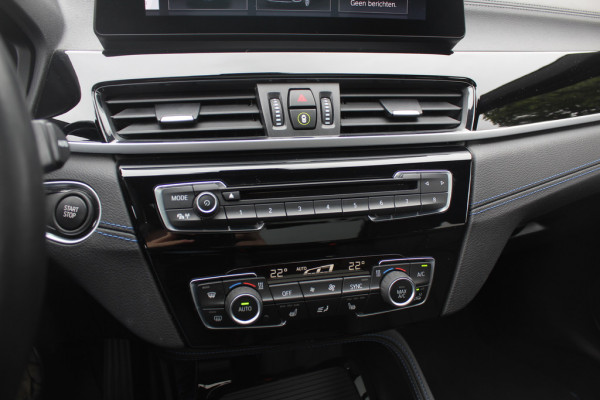 BMW X1 sDrive20i High Executive Ed. M Sport / Trekhaak / Panoramadak / Camera / Head-up / 19'' / Memory seats / Leder / Stuurverwarming / Navigatie / DAB / Stoelverwarming / Cruise Control