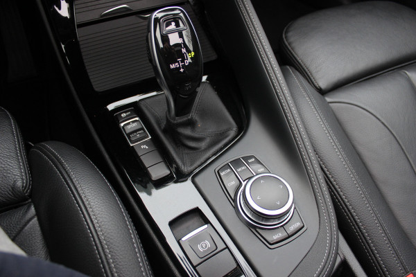 BMW X1 sDrive20i High Executive Ed. M Sport / Trekhaak / Panoramadak / Camera / Head-up / 19'' / Memory seats / Leder / Stuurverwarming / Navigatie / DAB / Stoelverwarming / Cruise Control