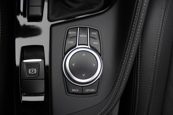 BMW X1 sDrive20i High Executive Ed. M Sport / Trekhaak / Panoramadak / Camera / Head-up / 19'' / Memory seats / Leder / Stuurverwarming / Navigatie / DAB / Stoelverwarming / Cruise Control