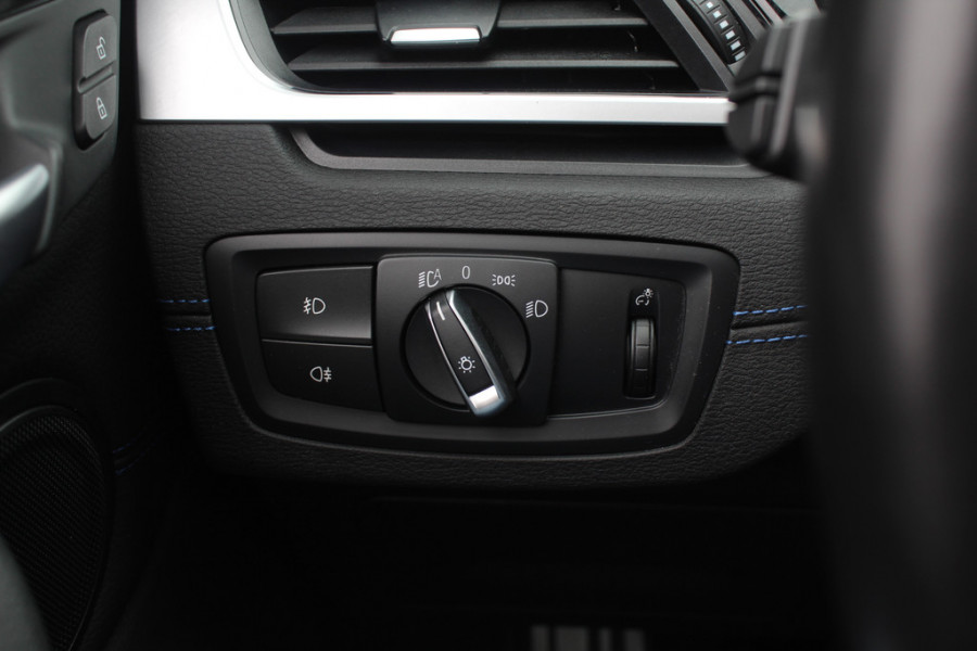 BMW X1 sDrive20i High Executive Ed. M Sport / Trekhaak / Panoramadak / Camera / Head-up / 19'' / Memory seats / Leder / Stuurverwarming / Navigatie / DAB / Stoelverwarming / Cruise Control
